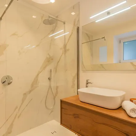 Villa Regina Retreat With Pool View By Rent *