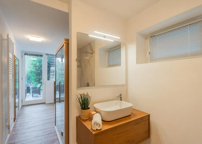 Regina Retreat With Pool View